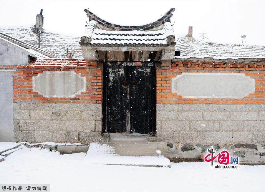 Photo taken on Jan. 4, 2012 shows the Yanduanjiao Village in Rongcheng Swan Lake in East China's Shandong province. Yandujiao Village is a paradise for the white swans that migrate here every December to April. [China.org.cn] 