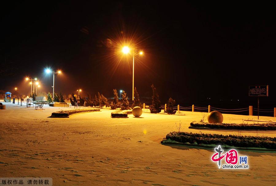 Photo taken on Jan. 4, 2012 shows the Yanduanjiao Village in Rongcheng Swan Lake in East China's Shandong province. Yandujiao Village is a paradise for the white swans that migrate here every December to April. [China.org.cn] 