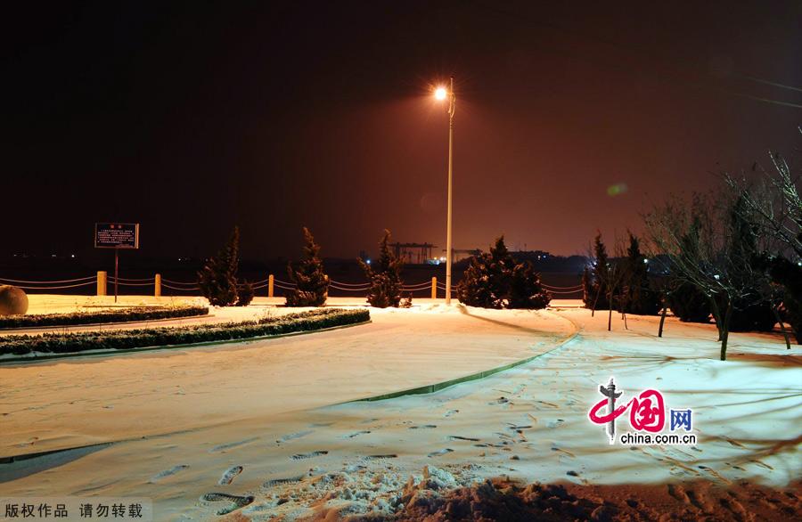 Photo taken on Jan. 4, 2012 shows the Yanduanjiao Village in Rongcheng Swan Lake in East China's Shandong province. Yandujiao Village is a paradise for the white swans that migrate here every December to April. [China.org.cn] 