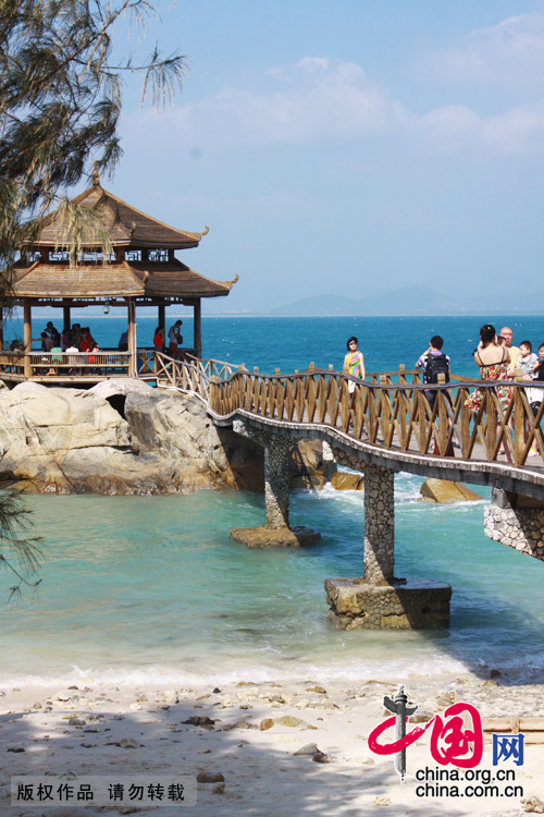 Located in Haitang Bay north of Sanya, Wuzhizhou Island is the 'No. 1 bay under the sun.' It is one of the rare islands that has freshwater in Hainan. It has more than 2,000 types of plants, including the precious dracaena. Wuzhizhou Island boasts pleasant temperature year-round, clean water and various kinds of tropical fish and seafood, such as sea cucumber, lobster, mackerel and sea urchin,. The sea visibility down to 27 meters makes it the best place for diving in China. [China.org.cn]