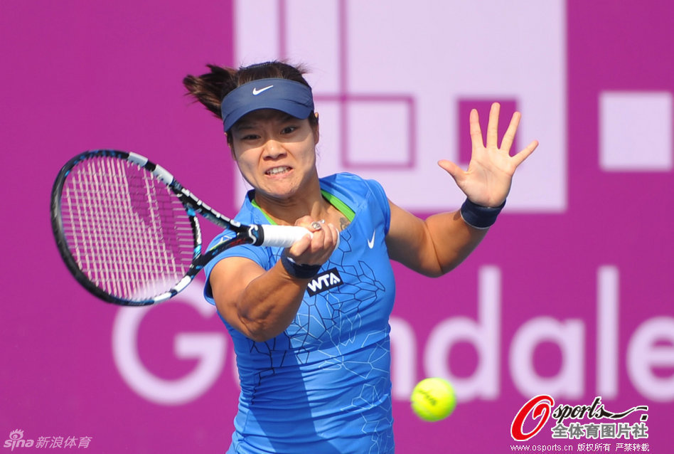 Li Na of China returns a ball to Klara Zakopalova of the Czech Republic in Shenzhen Open final on January 5, 2012.