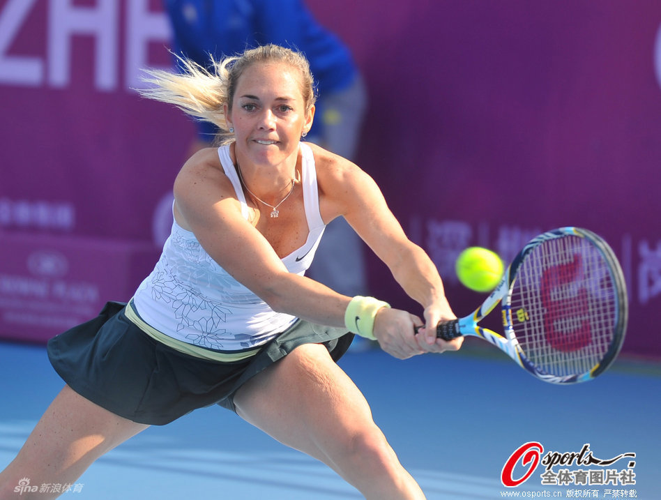 Klara Zakopalova of the Czech Republic returns a ball to Li Na of China in Shenzhen Open final on January 5, 2012.