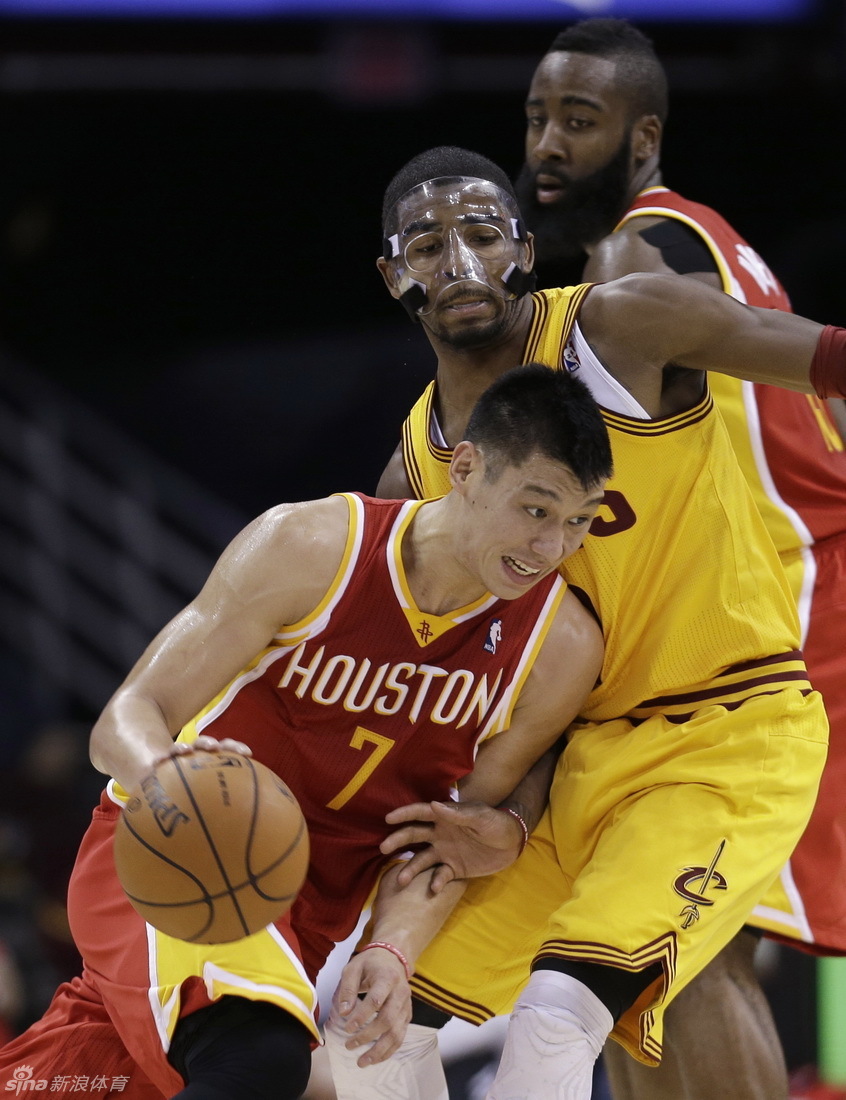 Jeremy Lin of Houston Rockets tries to break loose Cavaliers' Kyrie Irving during the second quarter of an NBA basketball game on January 5, 2013 in Cleveland, Ohio. [Photo:Sina.com]