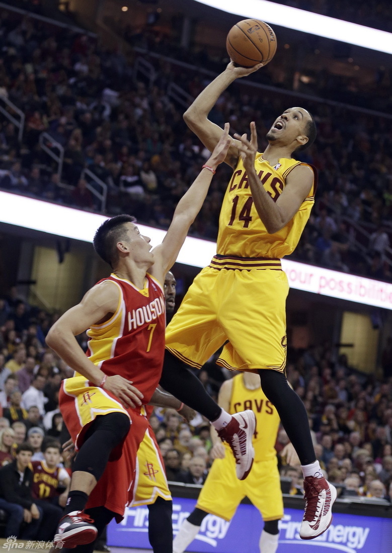 Cleveland Cavaliers' Shaun Livingston shoots over Houston Rockets' Jeremy Lin during the second quarter of an NBA basketball game on January 5, 2013 in Cleveland, Ohio. [Photo:Sina.com]