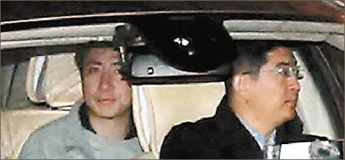 On Jan. 3, 2013, the South Korean High Court turned down the Japanese request for the extradition of Liu Qiang (L) and released him. 