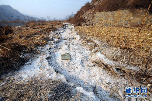 Nearly 9 tonnes of aniline leaked Sunday, January 06, 2013, by a chemical plant in north China's Shanxi Province have ended up in the Zhuozhang River. [Photo/Xinhua]
