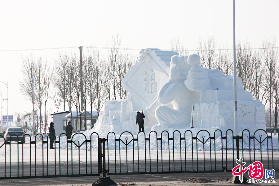 Located near the north end of the Songhua River in Harbin, Sun Island is the heart of snow sculptures in China. It's widely considered the highlight of Harbin ice and snow tourism, as well as an important part of the Harbin Ice and Snow Festival, which opened on January 5. [China.org.cn]