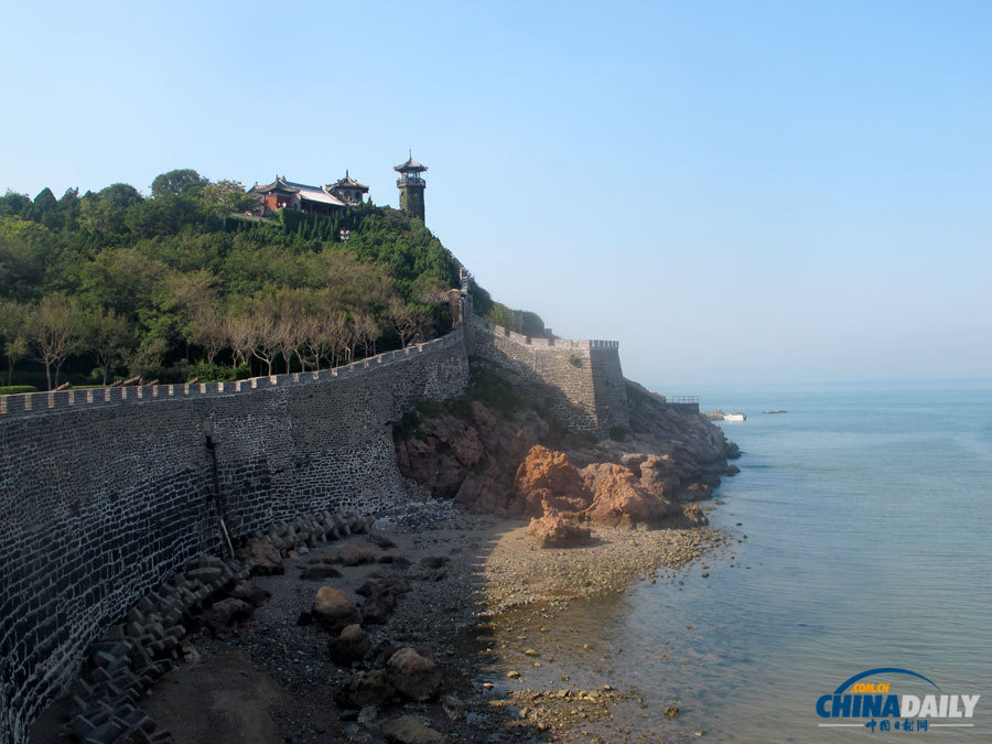 Penglai Pavilion, built in the Northern Song Dynasty (960-1127), is perched on Danya Mountain, Penglai city, East China's Shandong Province. [Photo/chinadaily.com.cn by Yang yang] 