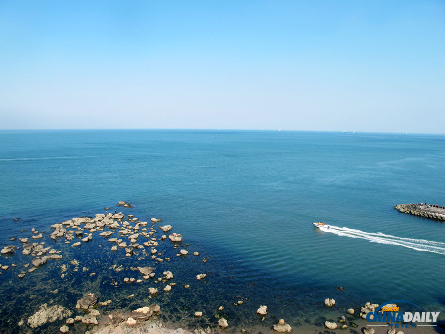 Penglai Pavilion, built in the Northern Song Dynasty (960-1127), is perched on Danya Mountain, Penglai city, East China's Shandong Province. [Photo/chinadaily.com.cn by Yang yang] 