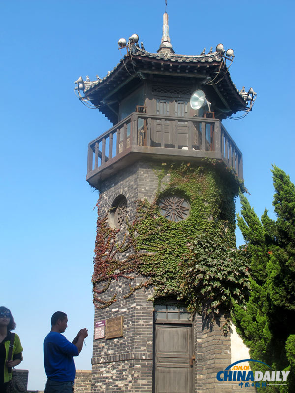 Penglai Pavilion, built in the Song Dynasty(960-1279), is perched on Danya Mountain, Penglai city, East China's Shandong Province. [Photo/chinadaily.com.cn by Yang yang] 