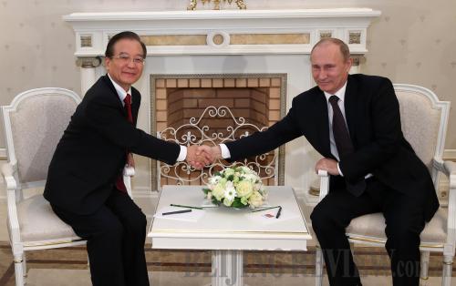 Visiting Chinese Premier Wen Jiabao meets with Russian President Vladimir Putin in Sochi on December 6 [Pang Xinglei]