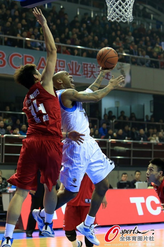 Stephon Marbury of Beijing tries to shoot in front of Zhang Biao of Jilin in a CBA game on Jan. 6, 2013. Beijing lost to Jilin 103-105. 