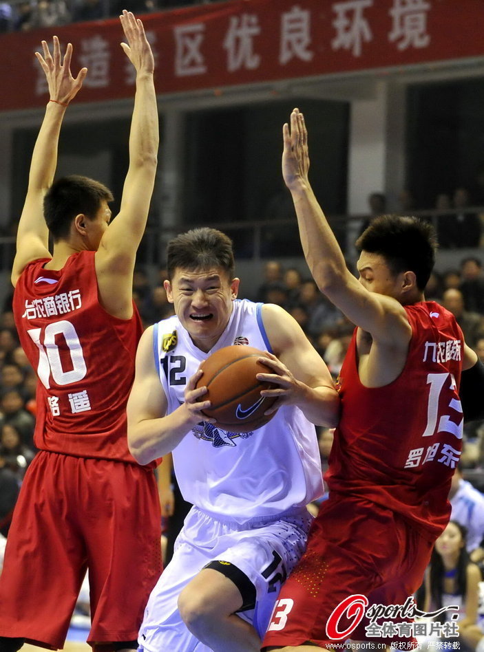 Chen Lei of Beijing tries to break loose defence in a CBA game between Beijing and Jilin. Beijing lost to Jilin 103-105.