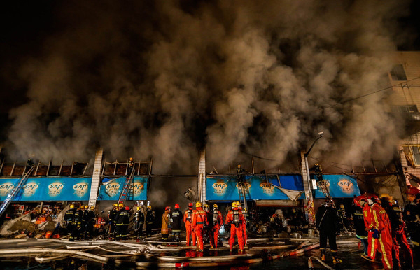 Five people were killed and more than 10 injured in a farm produce market fire in Shanghai that occurred on Sunday evening, Xinhua reported. The fire broke out at around 8:30 p.m. Sunday in a farm produce wholesale market in Pudong district of Shanghai, said rescuers. The injured people have been rushed to hospital. 