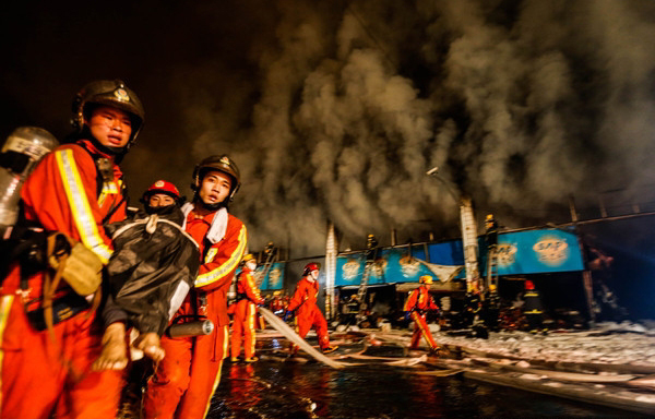 Five people were killed and more than 10 injured in a farm produce market fire in Shanghai that occurred on Sunday evening, Xinhua reported. The fire broke out at around 8:30 p.m. Sunday in a farm produce wholesale market in Pudong district of Shanghai, said rescuers. The injured people have been rushed to hospital. 