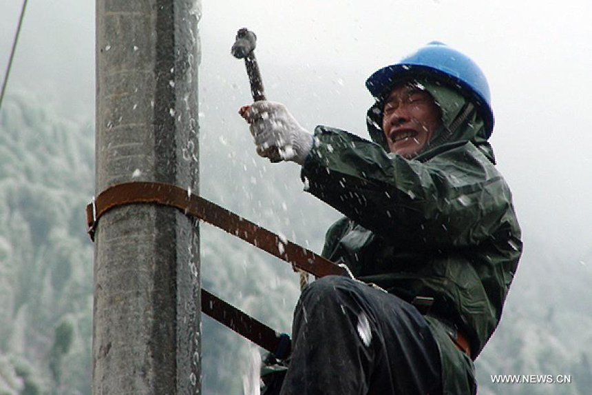 A staff member of local power supply bureau repairs the damaged power transmission lines in Pucheng County, Nanping City, southeast China&apos;s Fujian Province, Jan. 5, 2013. Nanping Power Supply Bureau took measures to repair the mal-functioned power transmission lines affected by the freezing rain and snow weather here in recent days. 