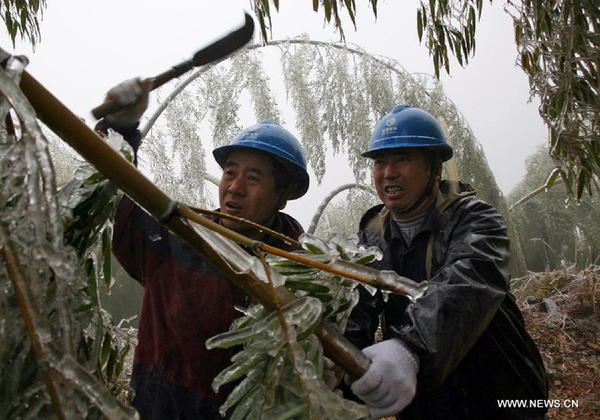 Staff members of local power supply bureau repair the damaged power transmission lines in Nanping City, southeast China&apos;s Fujian Province, Jan. 4, 2013. Nanping Power Supply Bureau took measures to repair the mal-functioned power transmission lines affected by the freezing rain and snow weather here in recent days. 