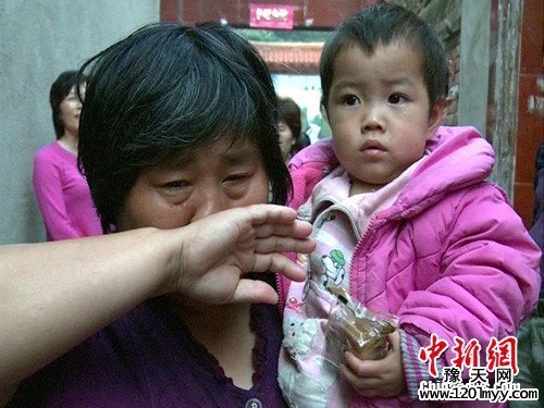 Yuan Lihai weeps when she has to send the abandoned child she raised to Kaifeng Welfare House.  