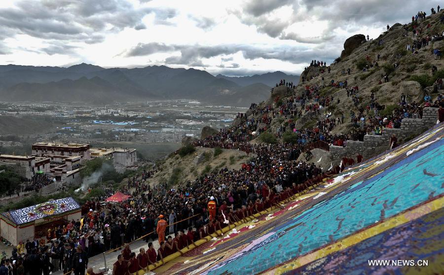 File photo taken on Aug. 17, 2012 shows tourists visiting the Drepung Monastery in Lhasa, capital of southwest China's Tibet Autonomous Region.