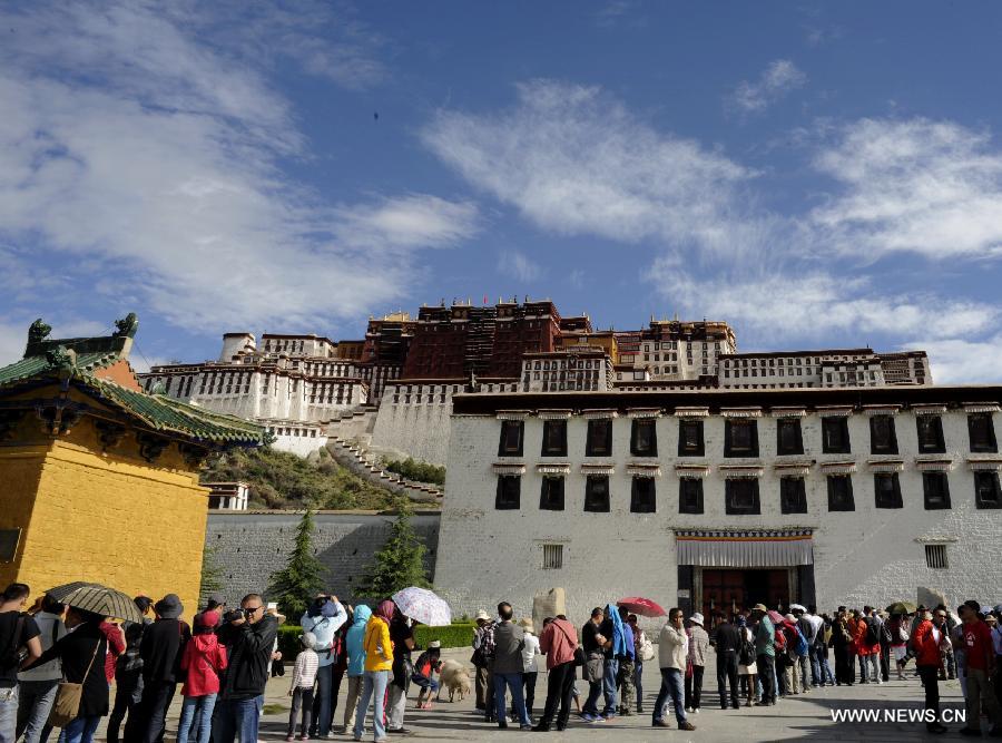 File photo taken on July 10, 2012 shows tourists waiting to visit the Potala Palace in Lhasa, capital of southwest China's Tibet Autonomous Region. 