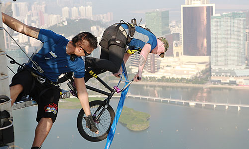 The sixth anniversary of the Macao Tower Bungy Jump was celebrated this past December with the event 'Crazy Bungy Battle'.