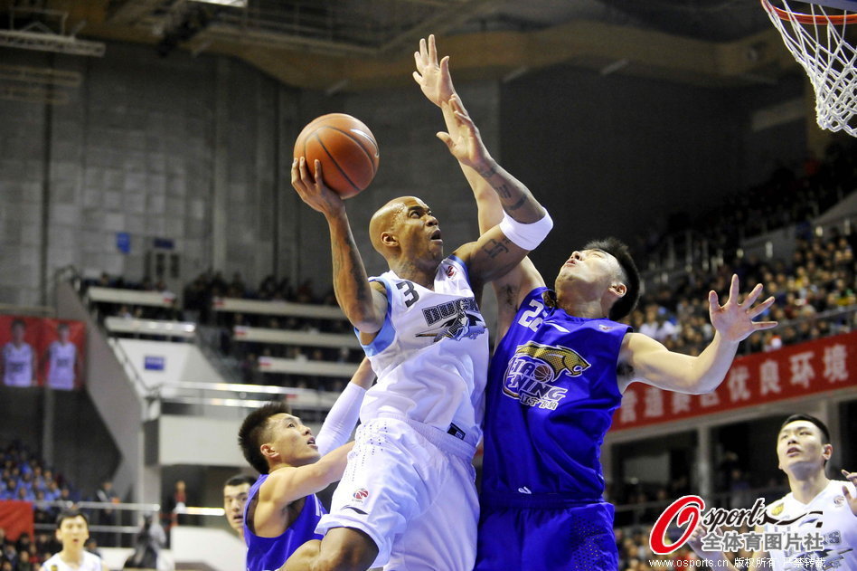 Stephon Marbury of Beijing goes up against Li Xiaoxu of Liaoning during a CBA game on Jan. 8, 2013. 