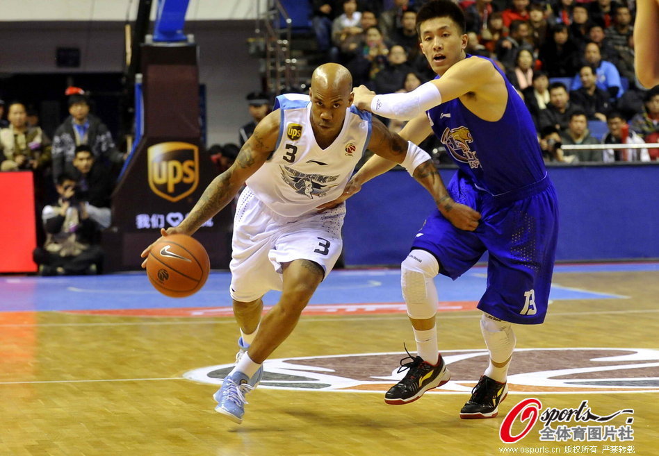 Stephon Marbury of Beijing breaks loose defence in a CBA game between Beijing and Liaoning on Jan. 8, 2013. 