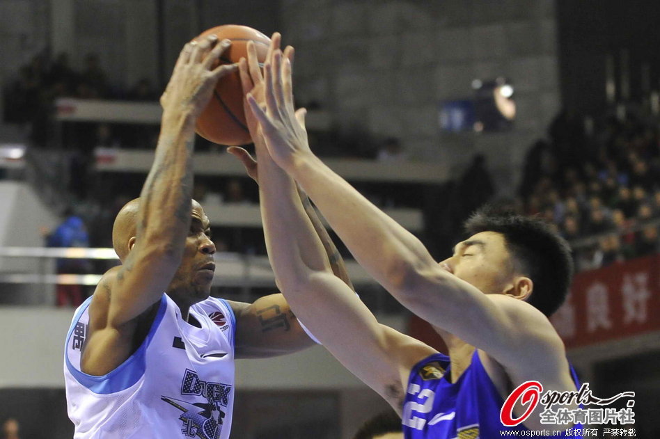 Stephon Marbury of Beijing and Li Xiaoxu of Liaoning vie for the ball during a CBA game between Beijing and Liaoning on Jan. 8, 2013. 