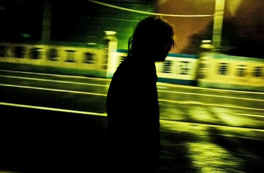 Steel frame painter Chen Liang walks to a Internet bar in Jiaxing city, Zhejiang province, Dec 7, 2011. Like most of the post-90s, he likes playing PC games. [Photo/CFP]