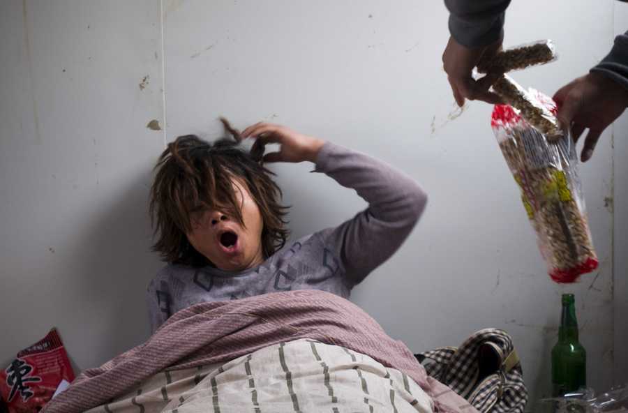 Cheng Liang, a steel frame painter, stretches after waking up on Dec 6 in Jiaxing city, Zhejiang province. [Photo/CFP]