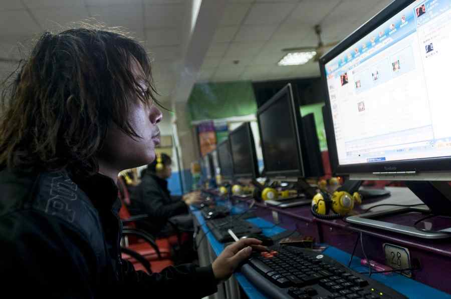 Chen Liang, a steel frame painter, plays on a PC in Jiaxing city, Zhejiang province, Dec 7, 2011. [Photo/CFP]