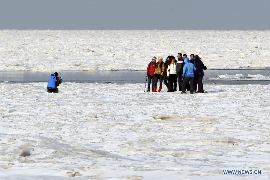 A cold snap has led to a layer of thick sea ice in large areas of the Bohai Sea and the Yellow Sea.