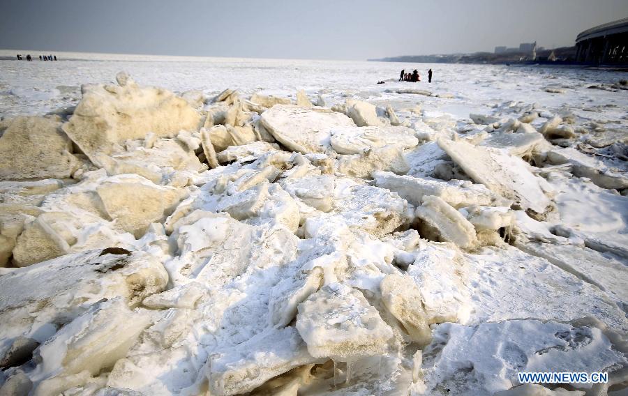 A cold snap has led to a layer of thick sea ice in large areas of the Bohai Sea and the Yellow Sea.