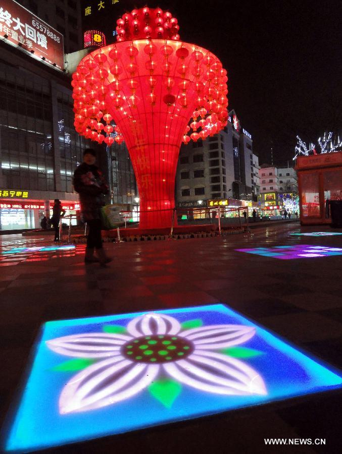 Lanterns decorated in Suzhou to greet Spring Festival