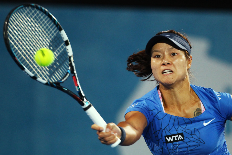 Li Na of China returns a ball to Madison Keys of USA in the quarterfinals of Sydney International on Jan. 9, 2013. 