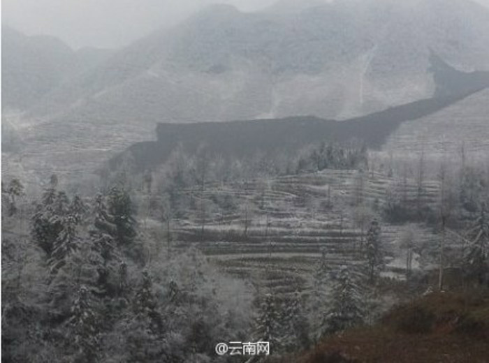 A landslide occurred around 8 am this morning, burying 16 households in Gaopo Village, Zhaotong City, Yunnan Province.