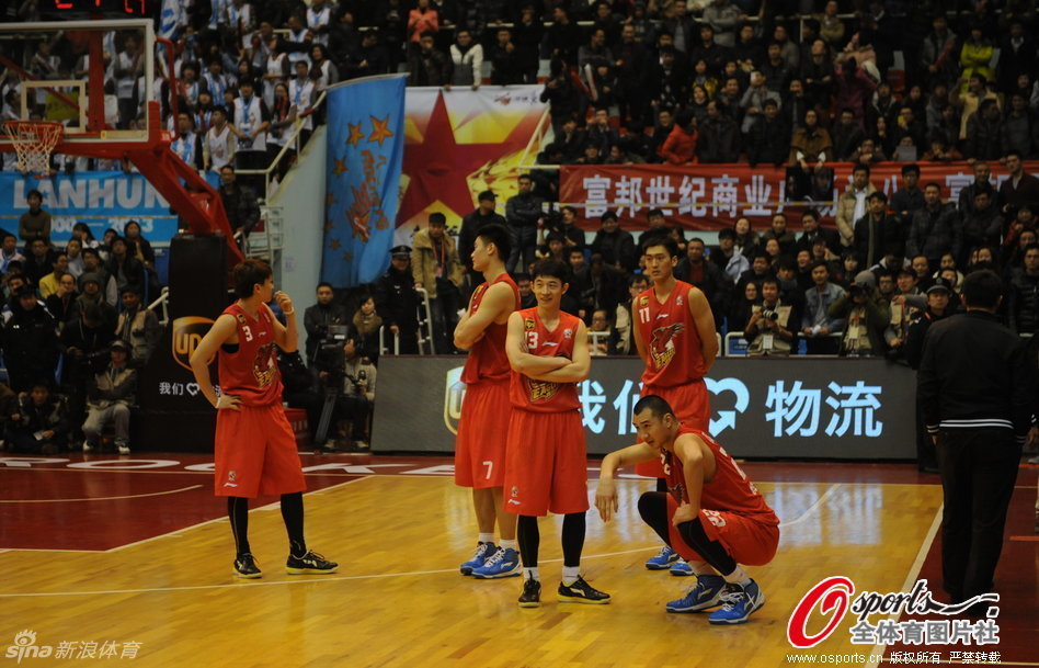 Qingdao players stand on the court waiting for the end of their CBA League game against Bayi Fubang in Ningbo, Zhejiang province, Jan 9, 2012, in protest of the referees' controversial decisions. [Photo/CFP] 