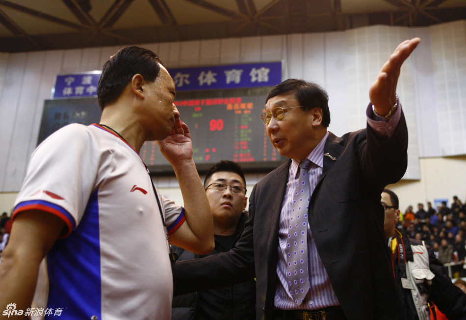 Zhang Shizhang, head coach of Qingdao complained to referee over the controversial call during their CBA League game against Bayi Fubang in Ningbo, Zhejiang province, Jan 9, 2012. 