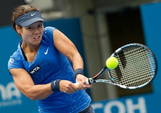 Li Na of China returns a ball to Poland's Agnieszka Radwanska during their semifinal match at the Sydney International on Thursday. [Photo:Sina.com]