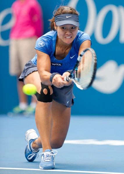 Li Na of China returns a ball to Poland's Agnieszka Radwanska during their semifinal match at the Sydney International on Thursday. [Photo:Sina.com]