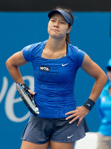  Li Na of China reacts in her semifinal loss to Poland's Agnieszka Radwanska on Jan.10, 2011. [Photo:Sina.com]