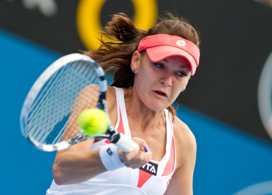 Agnieszka Radwanska of Poland returns a ball to China's Li Na during their semifinal match at the Sydney International on Thursday. [Photo:Sina.com]