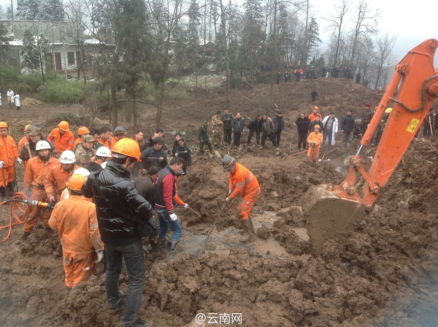 Rescuers work at the landslide site at Gaopo Village of Zhenxiong County, southwest China&apos;s Yunnan Province, Jan. 11, 2013. 