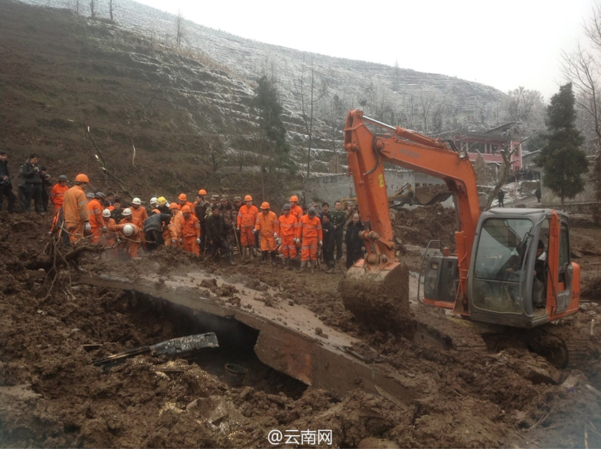 Rescuers work at the landslide site at Gaopo Village of Zhenxiong County, southwest China&apos;s Yunnan Province, Jan. 11, 2013. More than 10 residential houses with over 40 people were buried after a landslide happened at the village early Friday morning, according to local officials. 