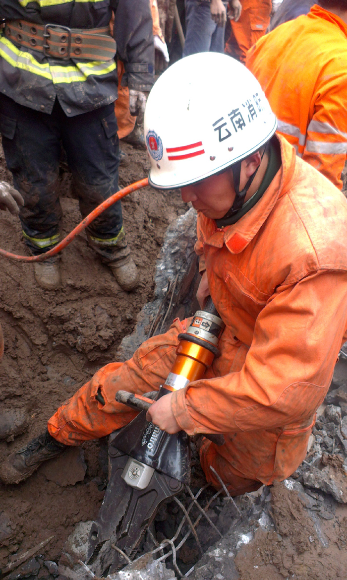 Rescuers work at the landslide site at Gaopo Village of Zhenxiong County, southwest China&apos;s Yunnan Province, Jan. 11, 2013. More than 10 residential houses with over 40 people were buried after a landslide happened at the village early Friday morning, according to local officials. [Xinhua photo]