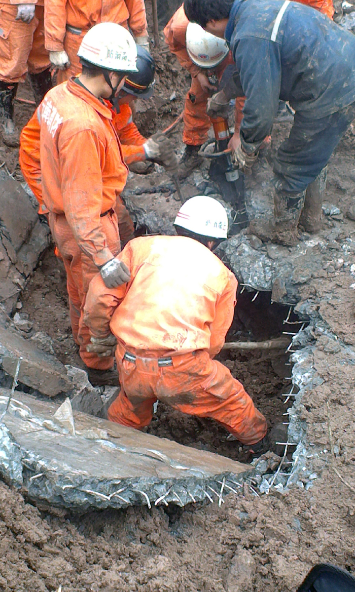 Rescuers work at the landslide site at Gaopo Village of Zhenxiong County, southwest China&apos;s Yunnan Province, Jan. 11, 2013. More than 10 residential houses with over 40 people were buried after a landslide happened at the village early Friday morning, according to local officials. [Xinhua photo]