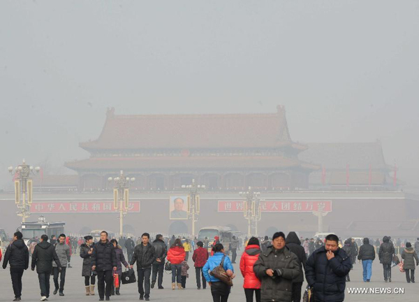 People visit the Tian'anmen Square in Beijing, capital of China, Jan. 11, 2013. The PM 2.5 (particles less than 2.5 microns) data in Beijing hit 240 to 446 on Friday, which means the 6 rating heavily polluted air quality.