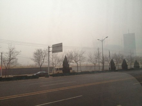 The heavy pollution is expected to last another three days in Beijing. [weibo.com] 