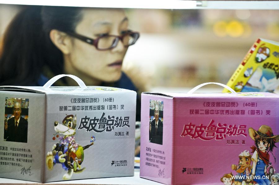 A citizen views books during the 2013 Beijing Book Fair at the China International Exhibition Centre in Beijing, capital of China, Jan. 11, 2013. 