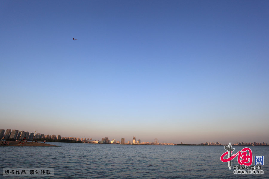 Situated close to Suzhou Industrial District, Jinji Lake is a beautiful scenic spot, featuring a maple forest, music fountain, water screen movies all amid other natural and cultural settings. 